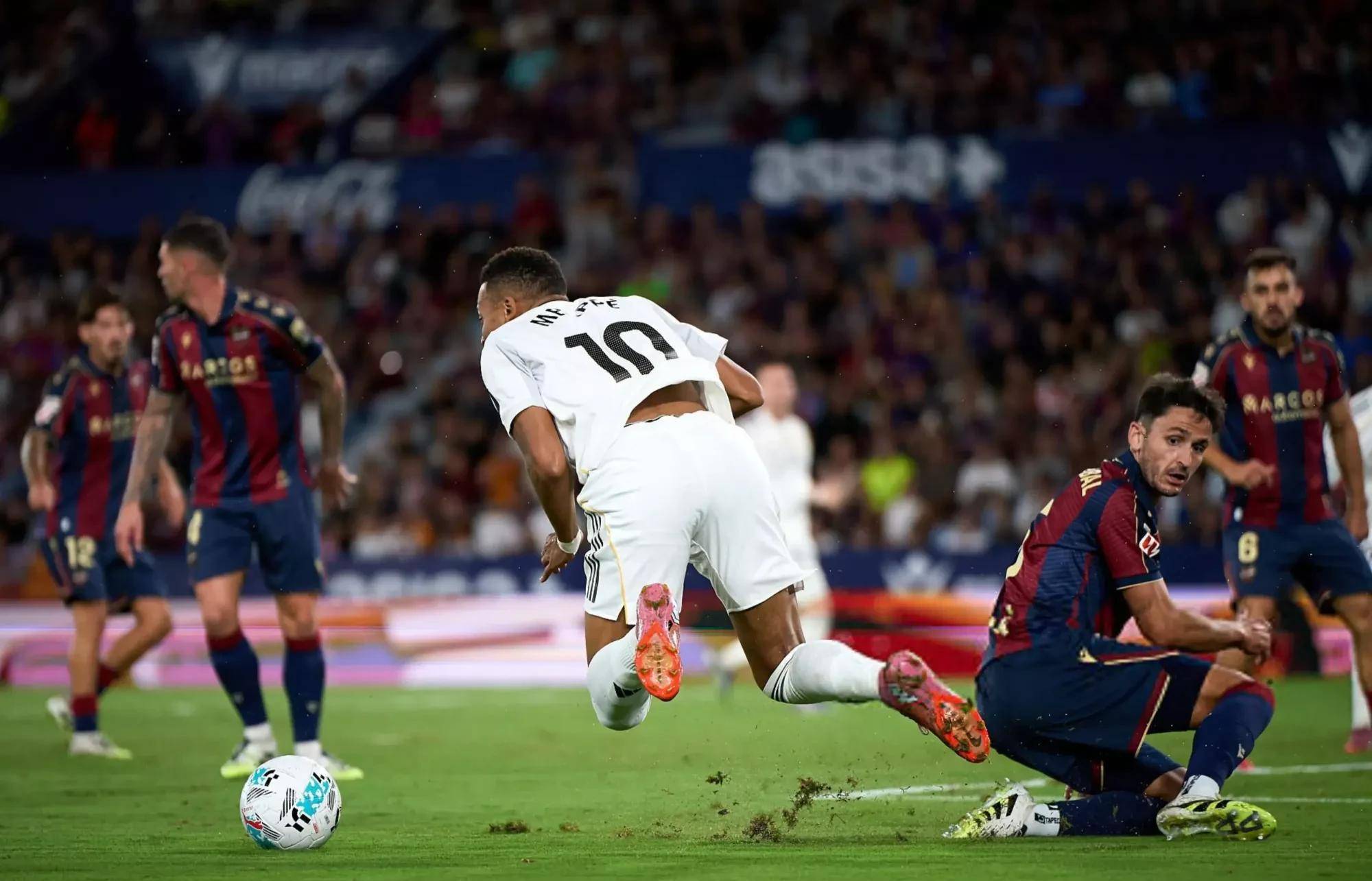 姆巴佩回归赛场，关键助攻首场状态亮眼，美国队观众沸腾！的简单介绍开云体育app下载